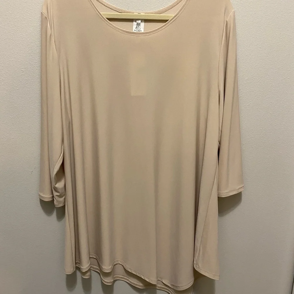 Come n See 1XL tan top new with tags, rounded neck, very flattering - Picture 2 of 10